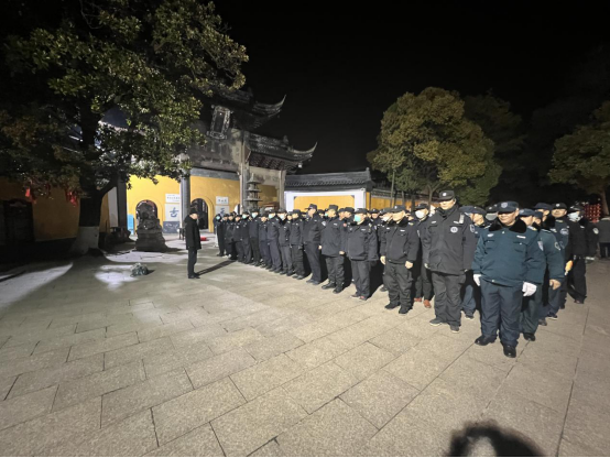 佛音陣陣辭舊歲，撞鐘起航迎新年